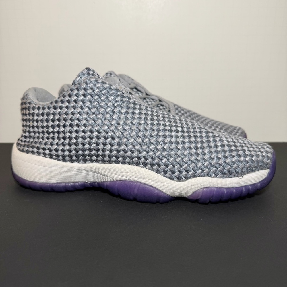 Youth JORDAN Future Low GS Wolf Grey Basketball Sneakers / Size 7Y